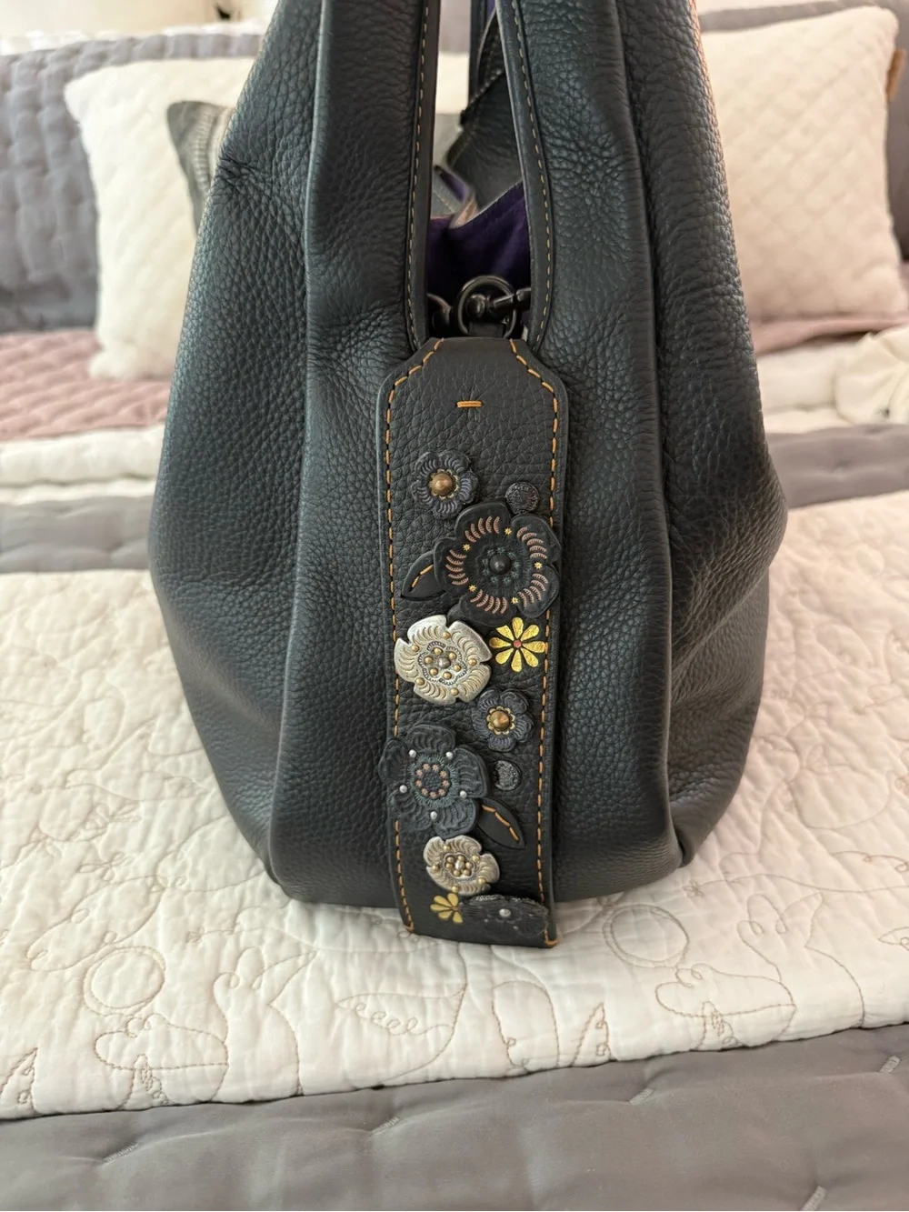 EUC Coach Bandit 39 Hobo 1941 Black Tea Rose